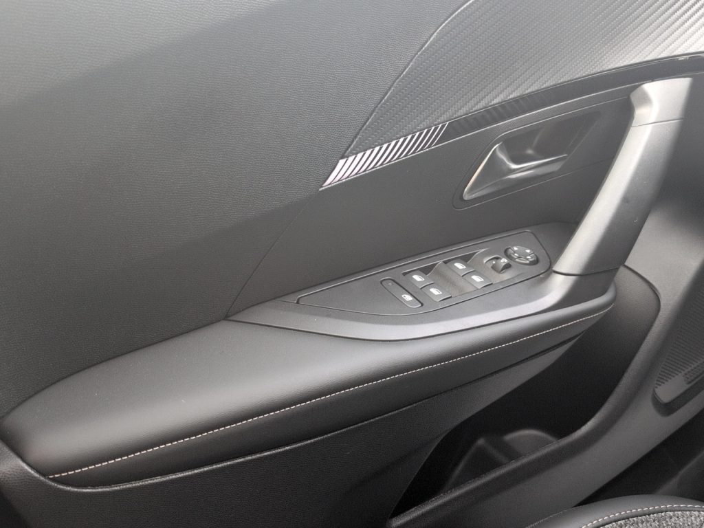 PEUGEOT 2008 PureTech 100 S&S Allure - 19