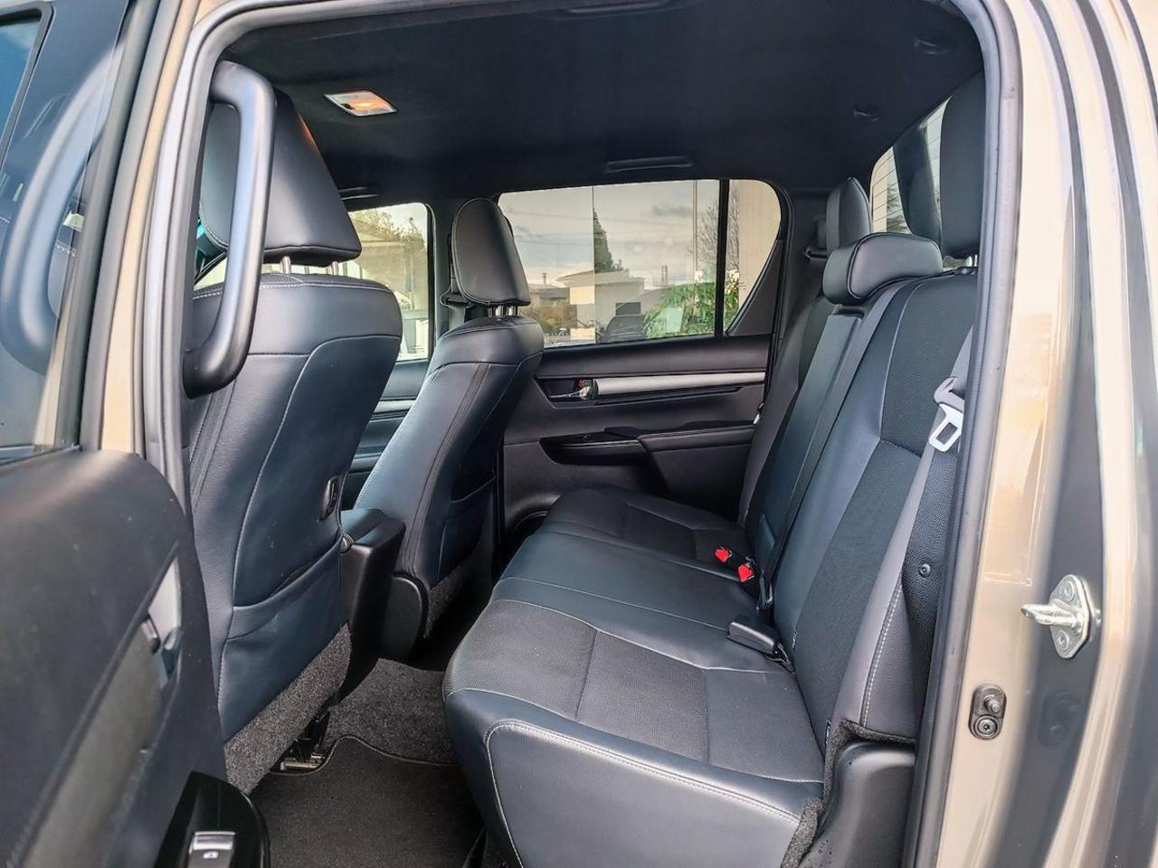 TOYOTA Hilux 2.8 D A/T 4WD 4 porte Double Cab Invincible - 9