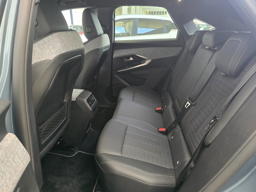 PEUGEOT 3008 Hybrid 136 e-DCS6 GT - 23