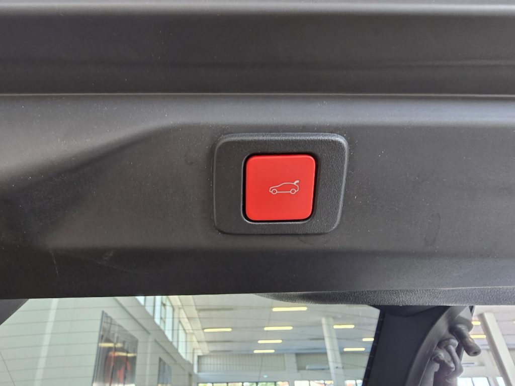 PEUGEOT 3008 Hybrid 136 e-DCS6 GT - 9