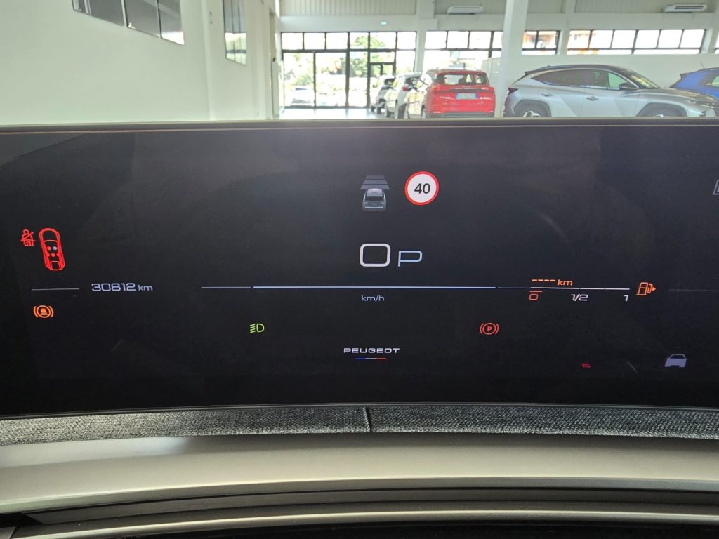 PEUGEOT 3008 Hybrid 136 e-DCS6 GT - 12