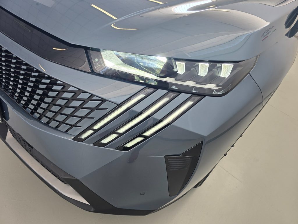 PEUGEOT 3008 Hybrid 136 e-DCS6 GT - 26