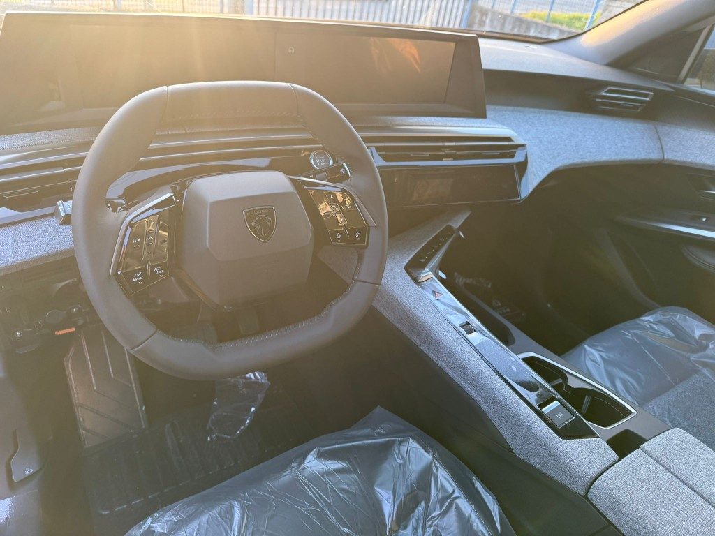 PEUGEOT 3008 Hybrid 145 e-DCS6 Allure - 6