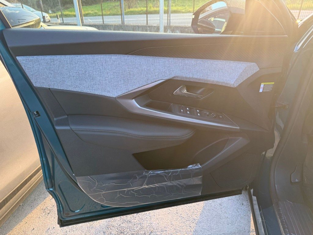 PEUGEOT 3008 Hybrid 145 e-DCS6 Allure - 8