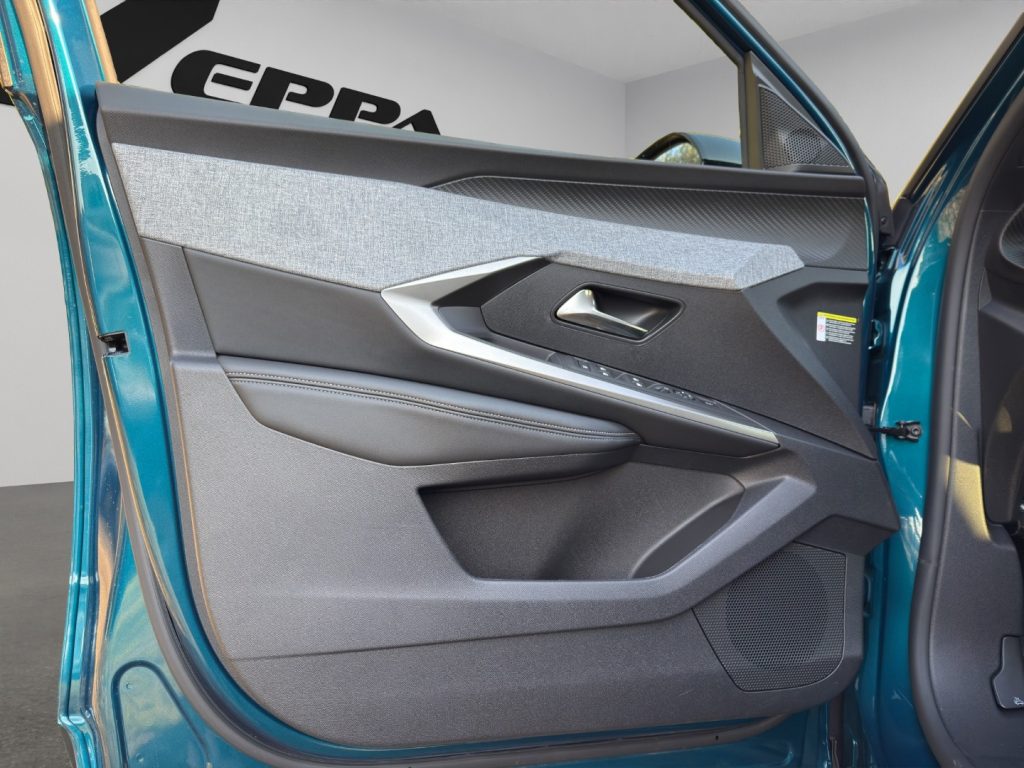 PEUGEOT 3008 Hybrid 145 e-DCS6 Allure - 12