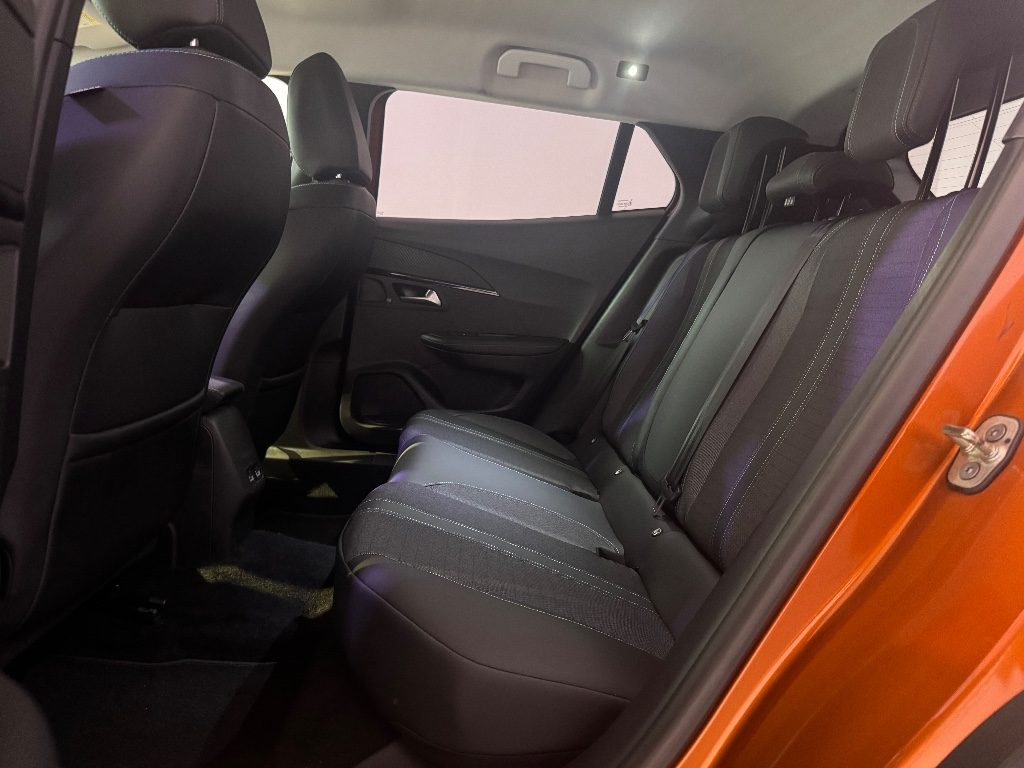 PEUGEOT 2008 BlueHDi 110 S&S GT - 16