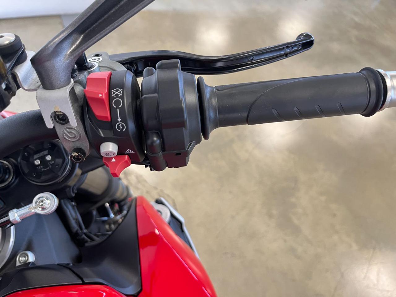 DUCATI Streetfighter V2 RED - 11