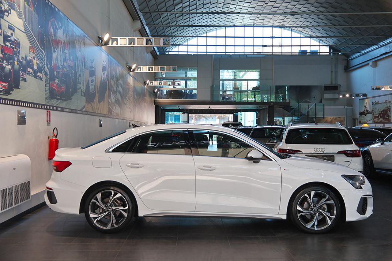 AUDI A3 30 TFSI Sedan S-Tronic S-Line - 2