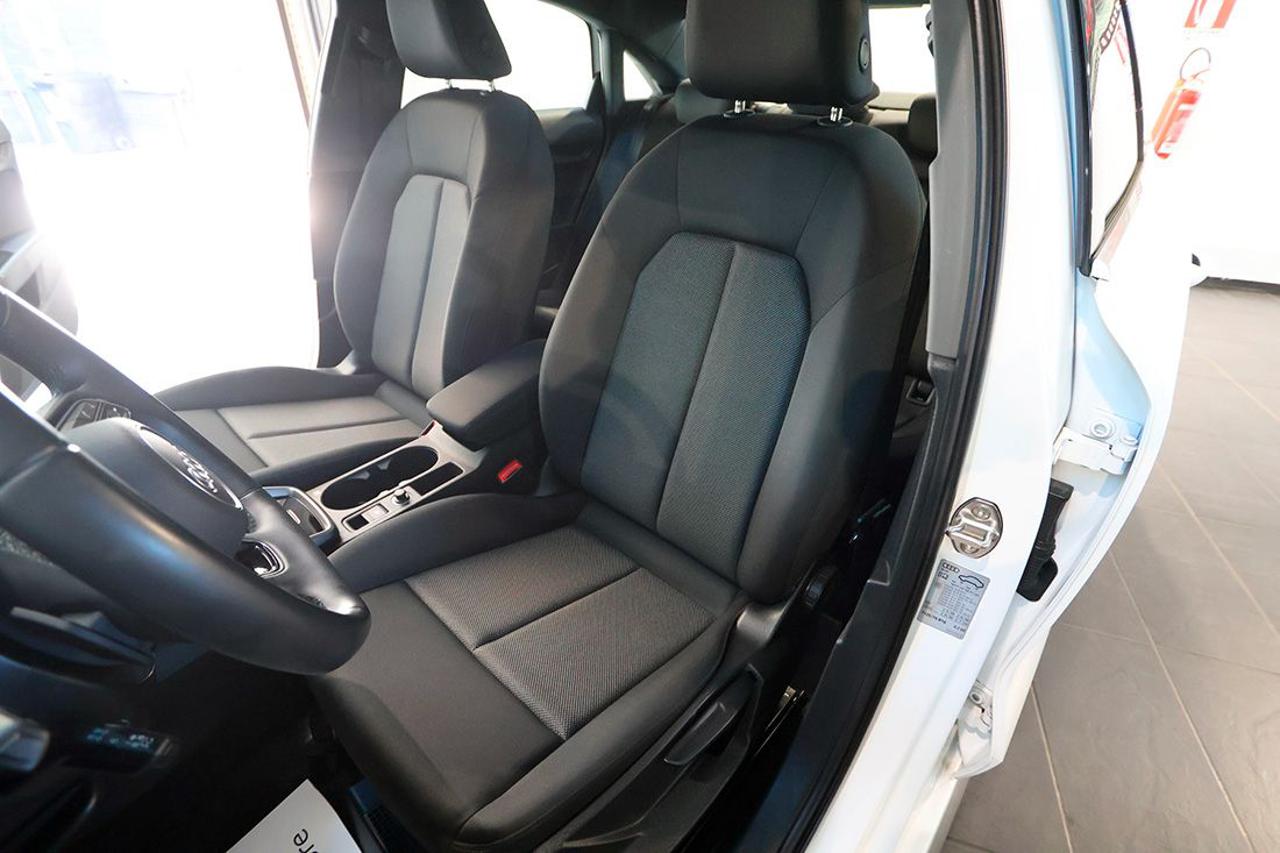 AUDI A3 30 TFSI Sedan S-Tronic S-Line - 17