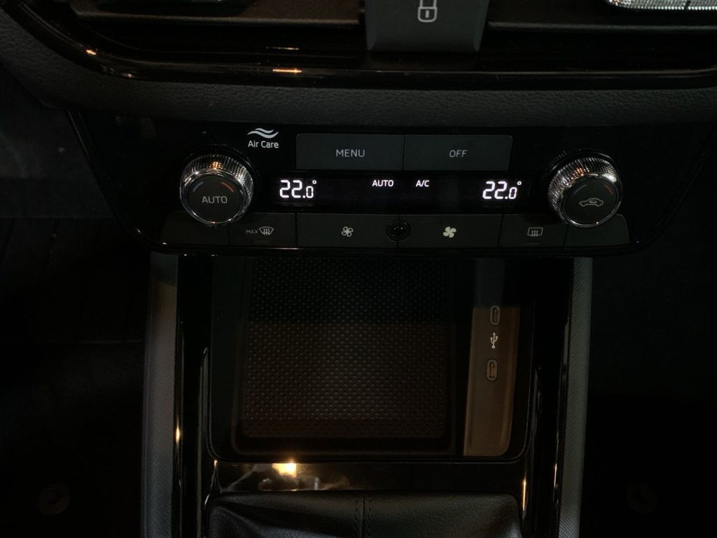 SKODA Kamiq 1.0 tsi black dots 95cv - 17