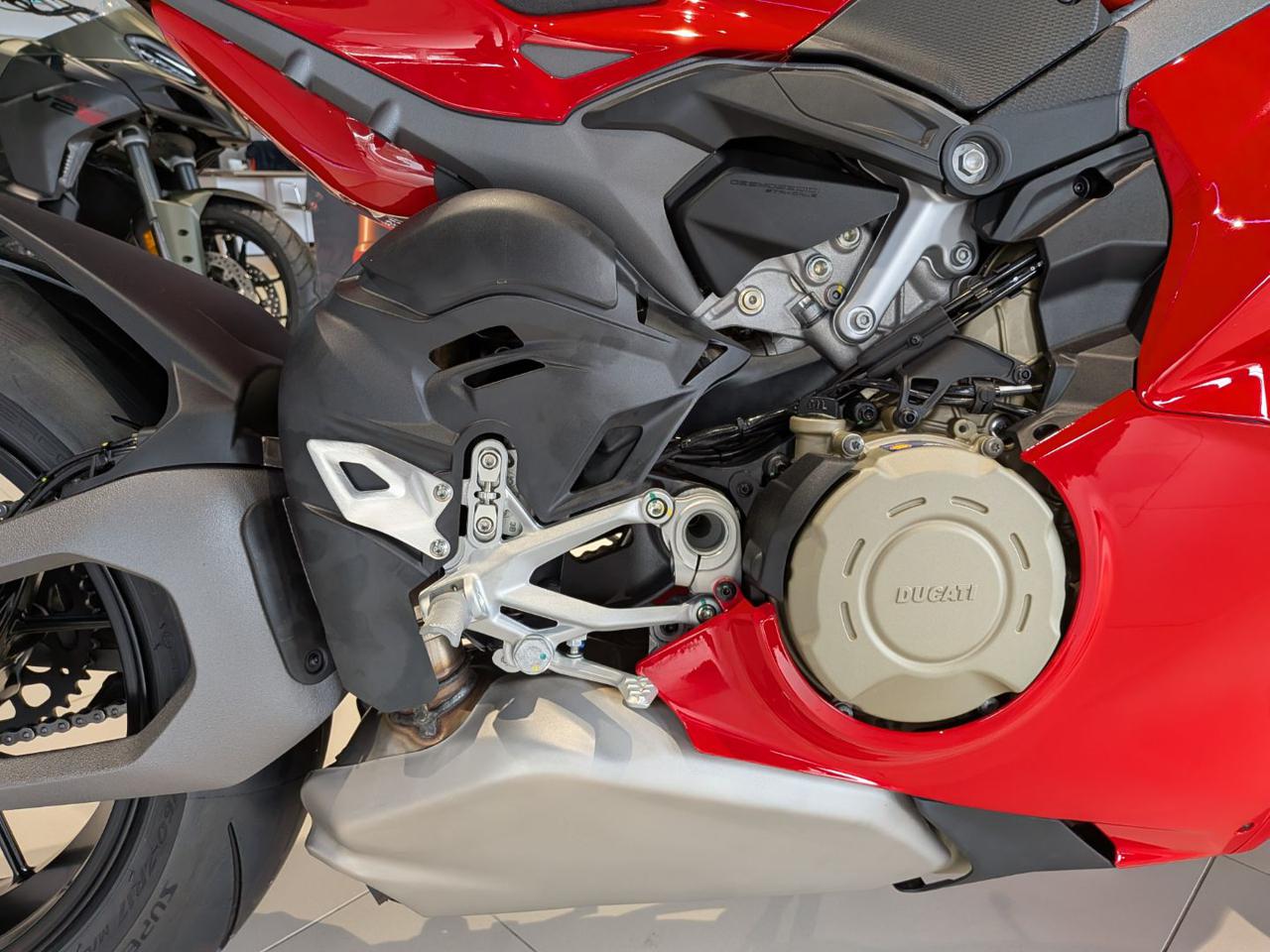 DUCATI Panigale V4 RED - 8