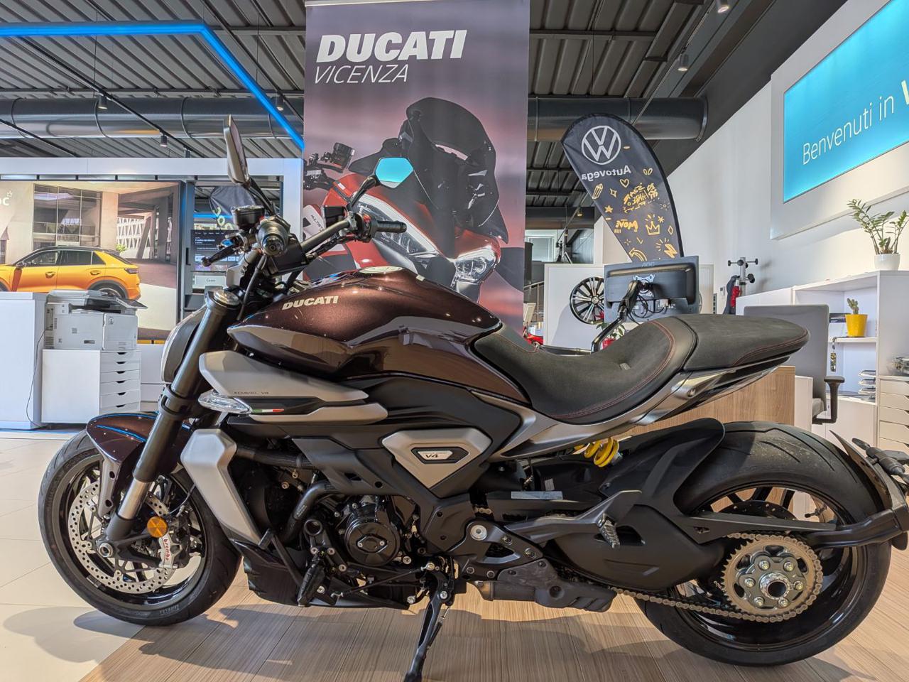DUCATI XDiavel V4 BLACK LAVA - 2