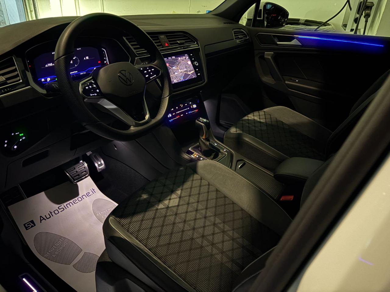 VOLKSWAGEN Tiguan 2.0 TDI 150 CV SCR DSG R-Line LUCI AMBIENTE - 18