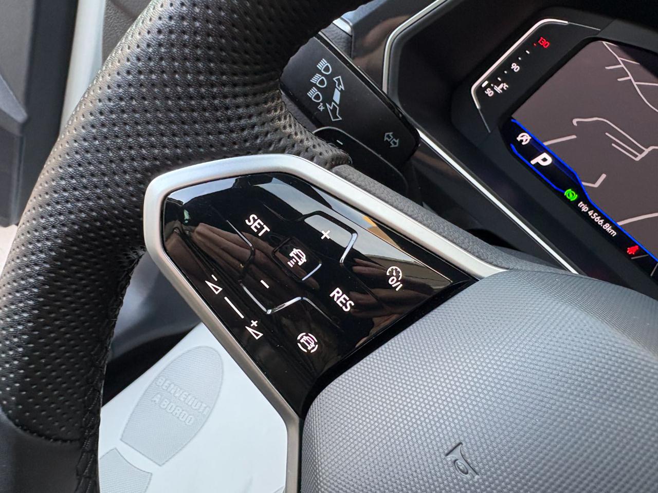 VOLKSWAGEN Tiguan 2.0 TDI 150 CV SCR DSG R-Line LUCI AMBIENTE - 24