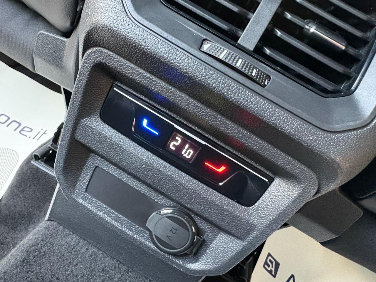 VOLKSWAGEN Tiguan 2.0 TDI 150 CV SCR DSG R-Line LUCI AMBIENTE - 38