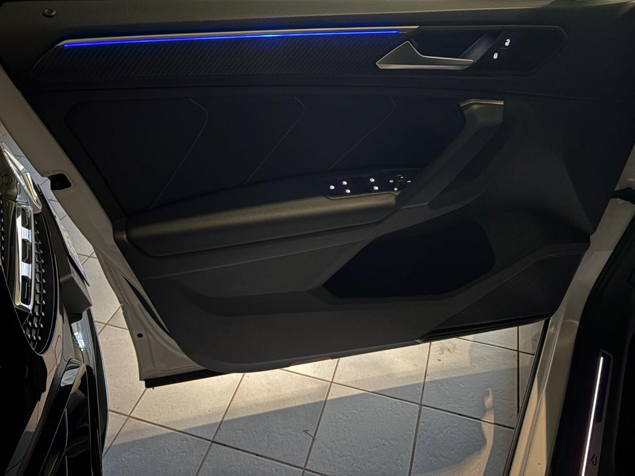 VOLKSWAGEN Tiguan 2.0 TDI 150 CV SCR DSG R-Line LUCI AMBIENTE - 19