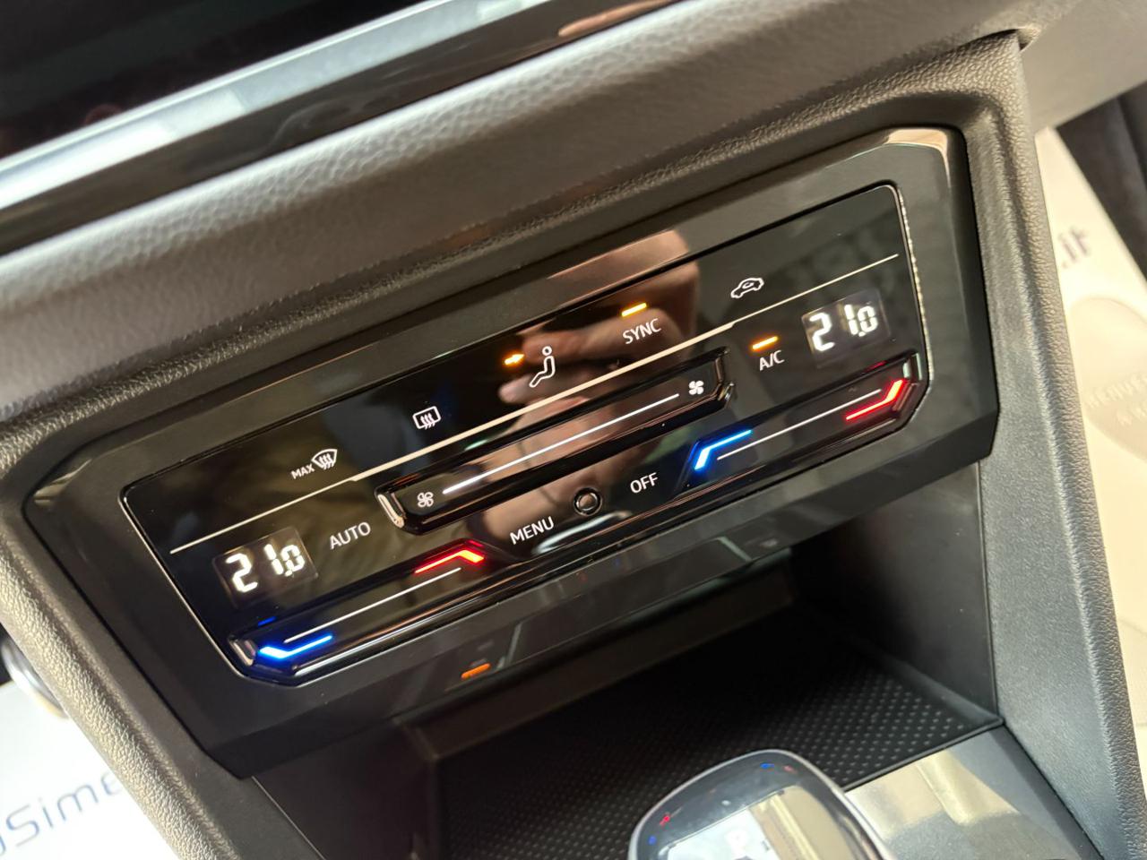 VOLKSWAGEN Tiguan 2.0 TDI 150 CV SCR DSG R-Line LUCI AMBIENTE - 23