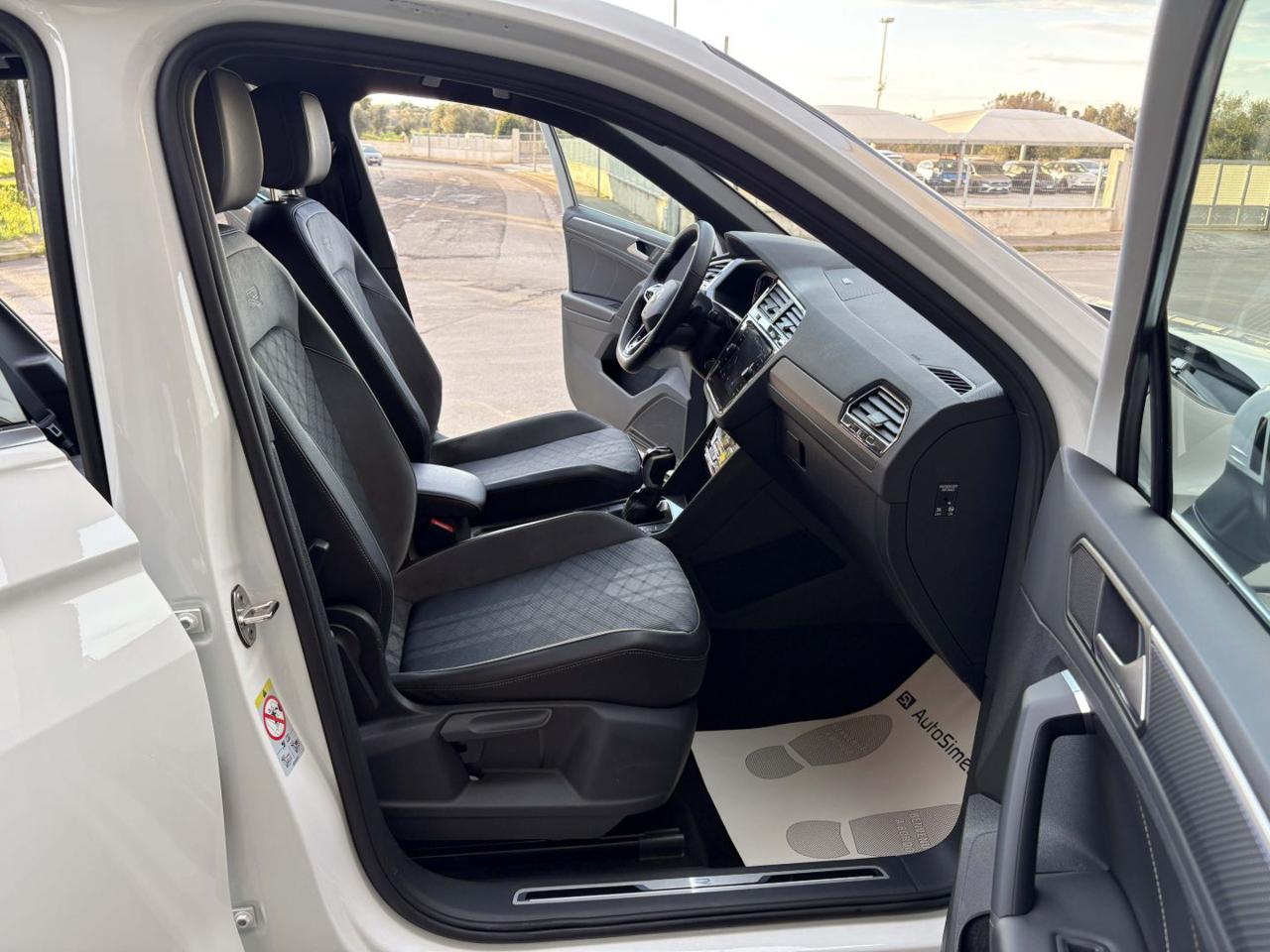 VOLKSWAGEN Tiguan 2.0 TDI 150 CV SCR DSG R-Line LUCI AMBIENTE - 9