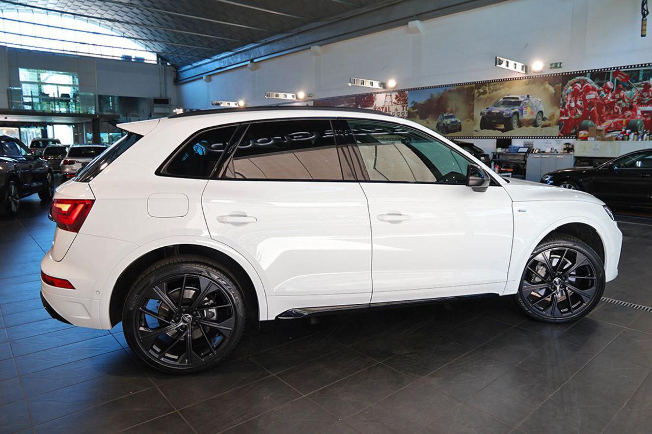 AUDI Q5 40 TDI Quattro S-Tronic Identity Black S-Line - 9