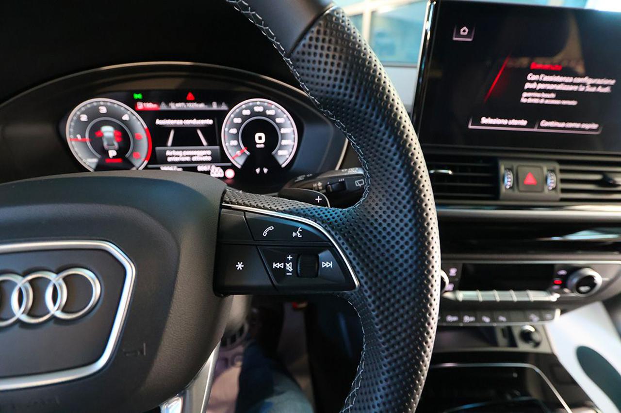 AUDI Q5 40 TDI Quattro S-Tronic Identity Black S-Line - 23