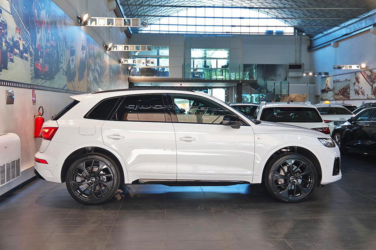 AUDI Q5 40 TDI Quattro S-Tronic Identity Black S-Line - 2