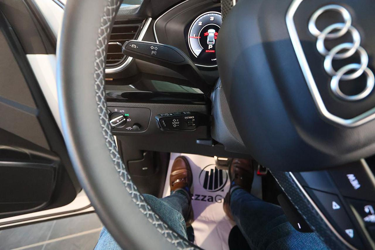 AUDI Q5 40 TDI Quattro S-Tronic Identity Black S-Line - 24