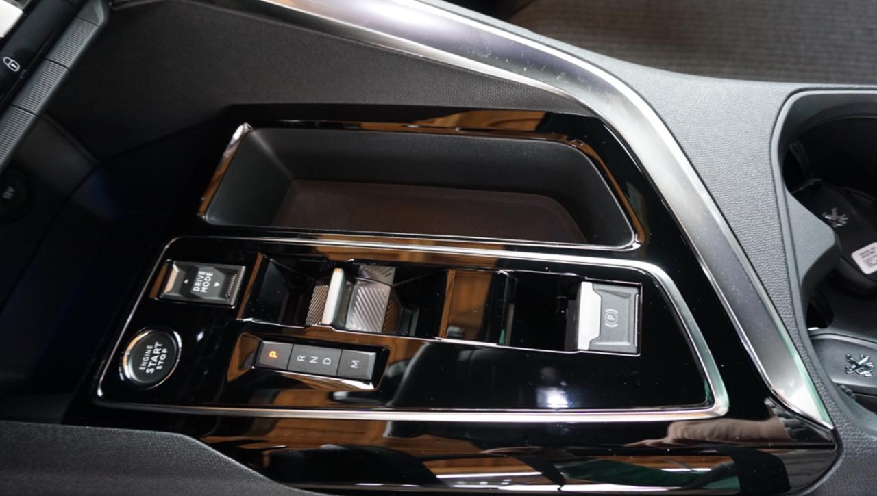 PEUGEOT 3008 BlueHDi 130 S&S EAT8 Allure Pack - 32