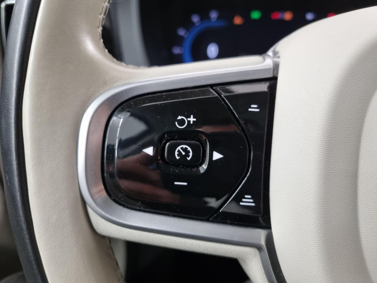 VOLVO XC60 B5 (d) AWD Geartronic Momentum Pro - 32