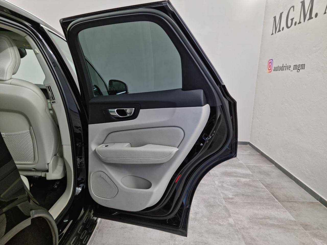 VOLVO XC60 B5 (d) AWD Geartronic Momentum Pro - 23