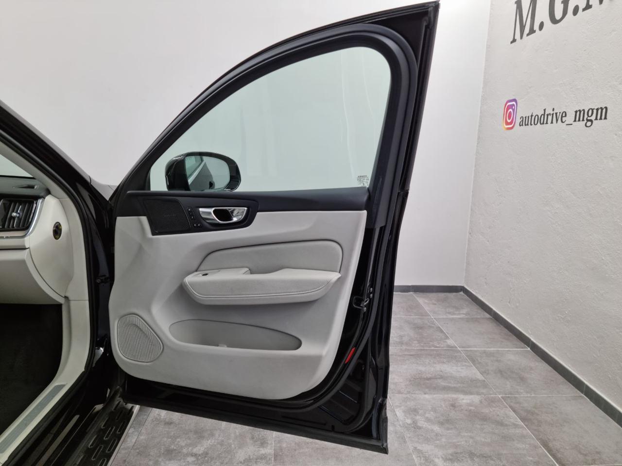 VOLVO XC60 B5 (d) AWD Geartronic Momentum Pro - 25