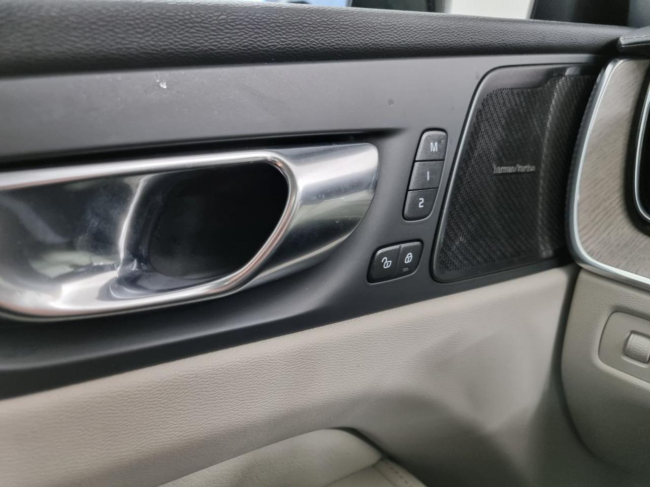 VOLVO XC60 B5 (d) AWD Geartronic Momentum Pro - 37