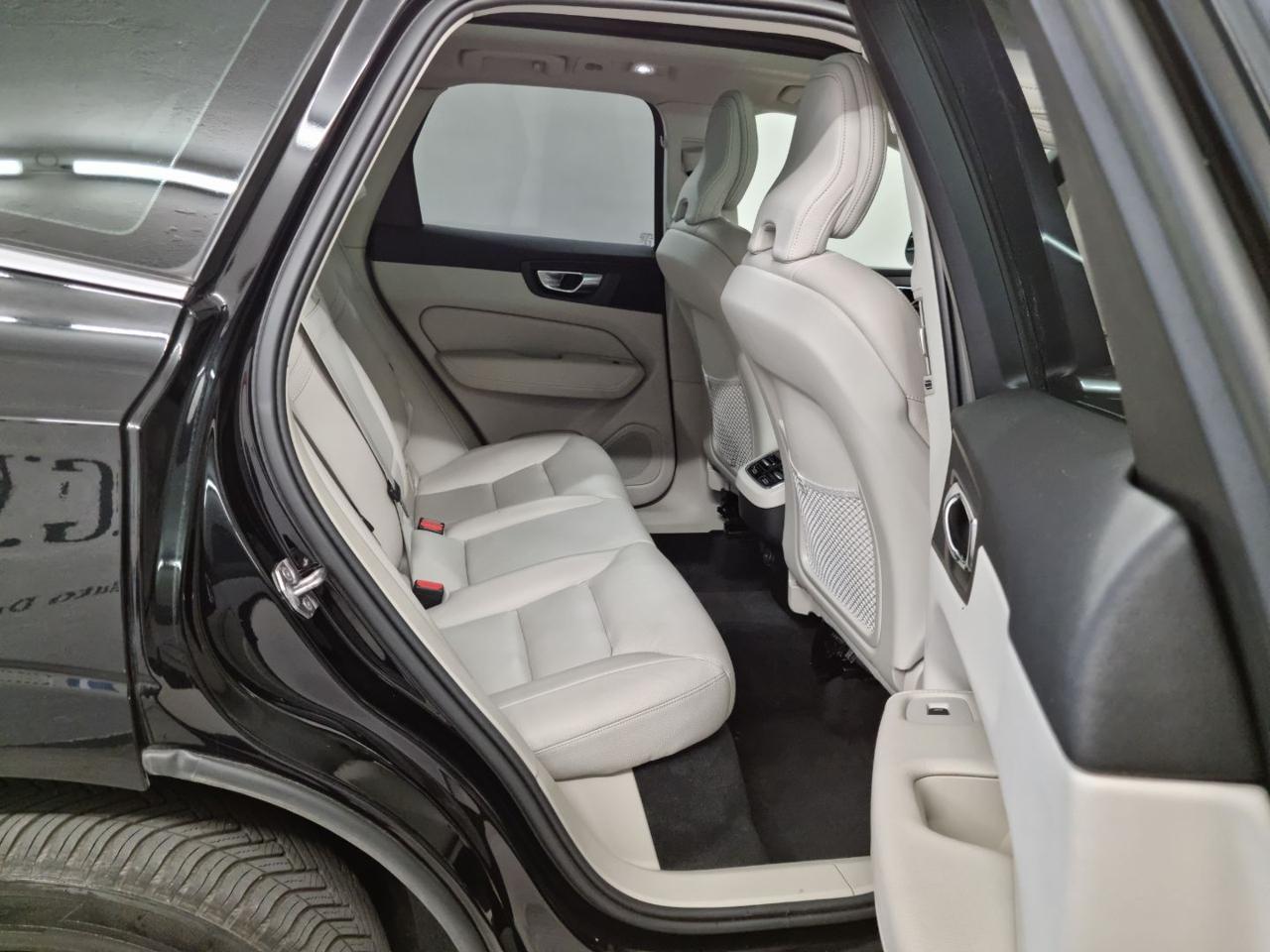 VOLVO XC60 B5 (d) AWD Geartronic Momentum Pro - 24