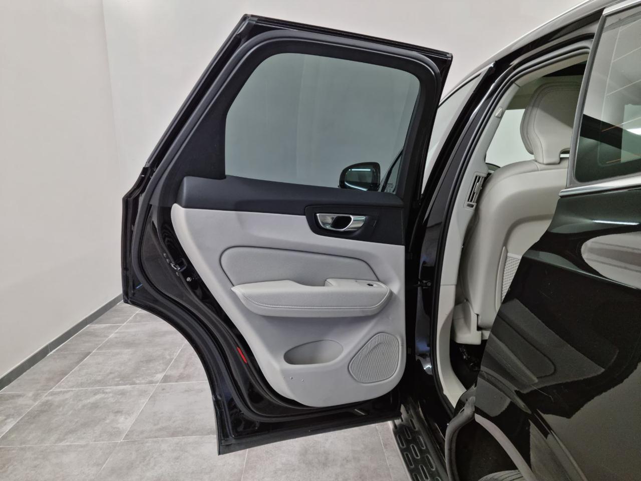 VOLVO XC60 B5 (d) AWD Geartronic Momentum Pro - 22