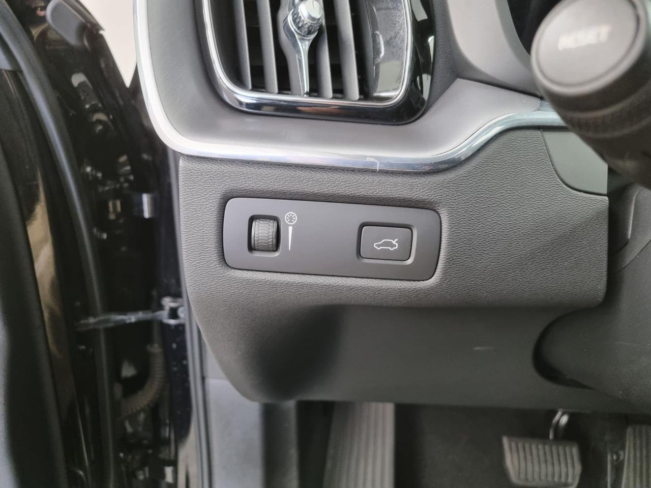 VOLVO XC60 B5 (d) AWD Geartronic Momentum Pro - 34
