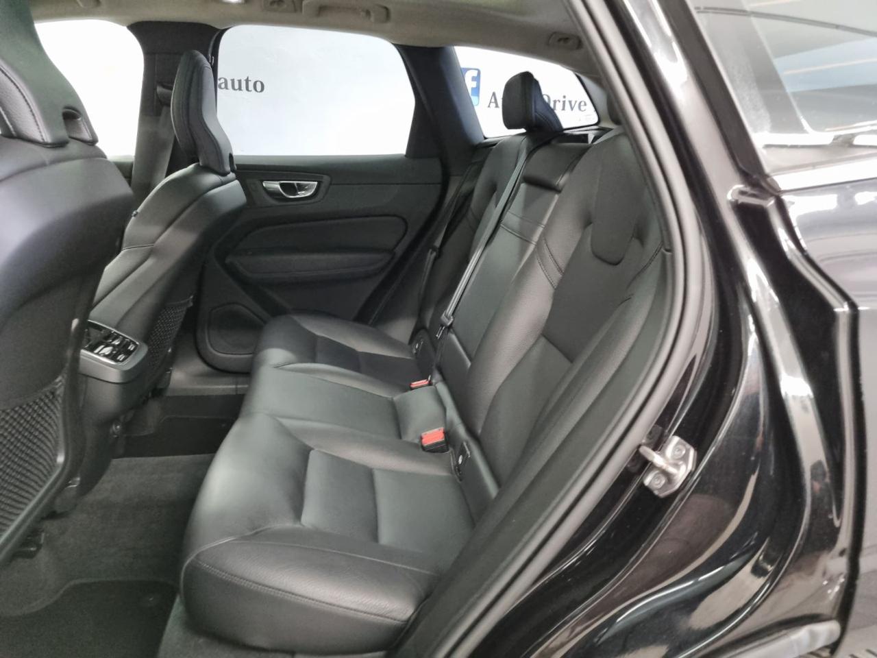 VOLVO XC60 B5 (d) AWD Geartronic Momentum Pro - 27