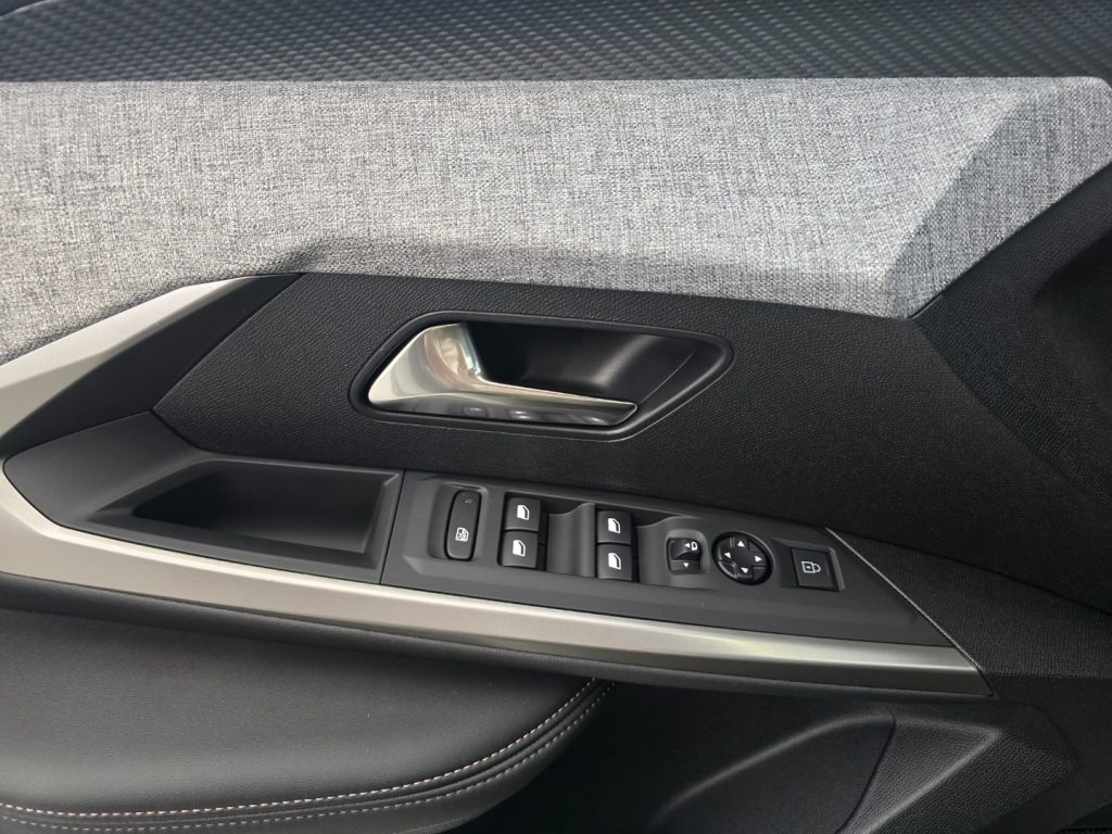 PEUGEOT 3008 Hybrid 145CV e-DCS6 Allure - 19