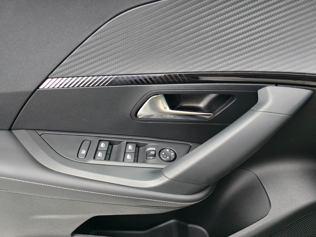 PEUGEOT 2008 PureTech 100 S&S Allure - 19