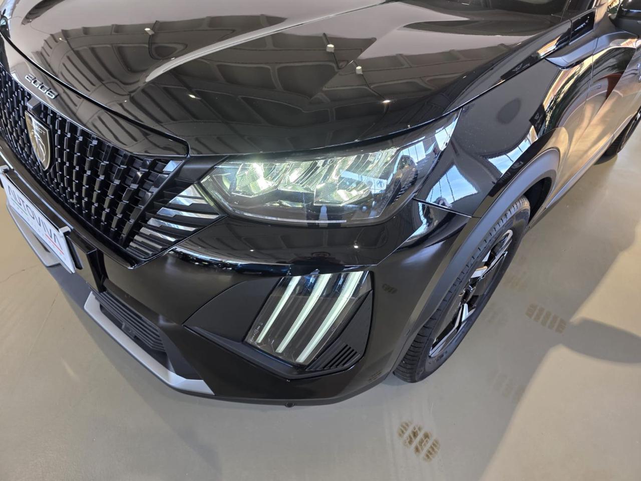 PEUGEOT 2008 Hybrid 136 e-DCS6 Allure - 10