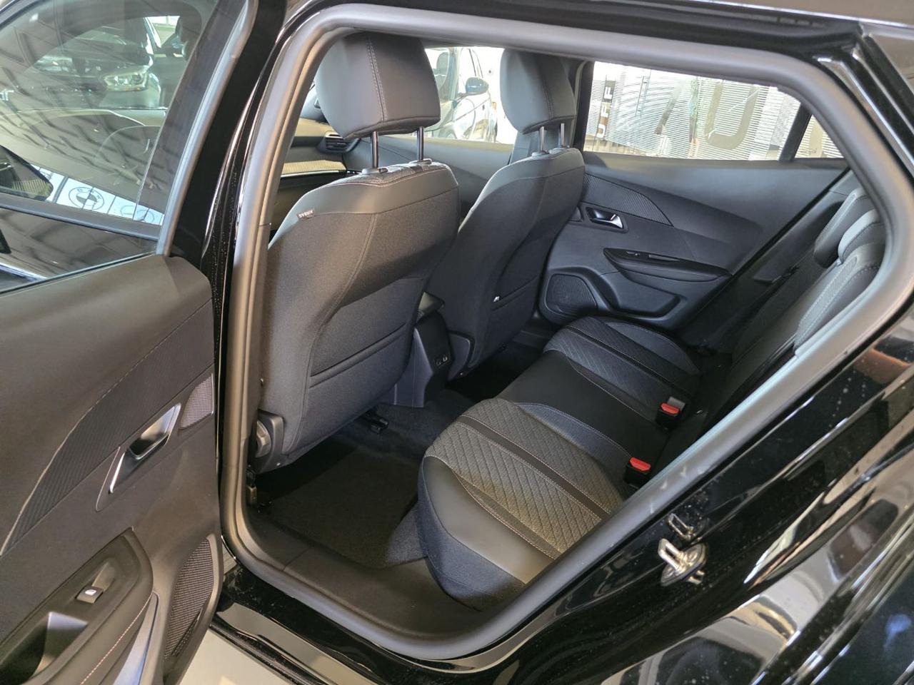 PEUGEOT 2008 Hybrid 136 e-DCS6 Allure - 14