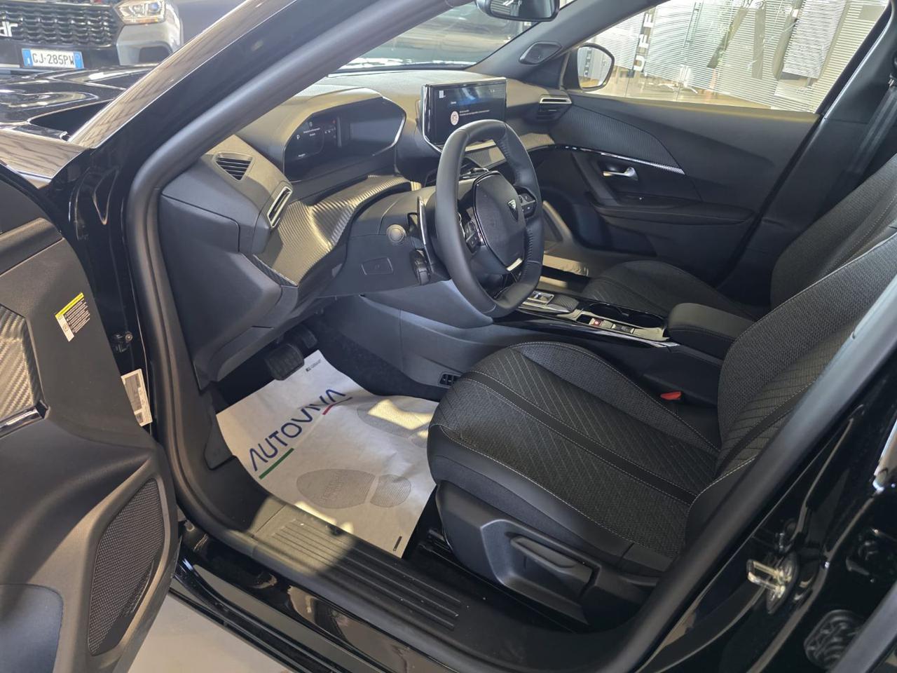 PEUGEOT 2008 Hybrid 136 e-DCS6 Allure - 13