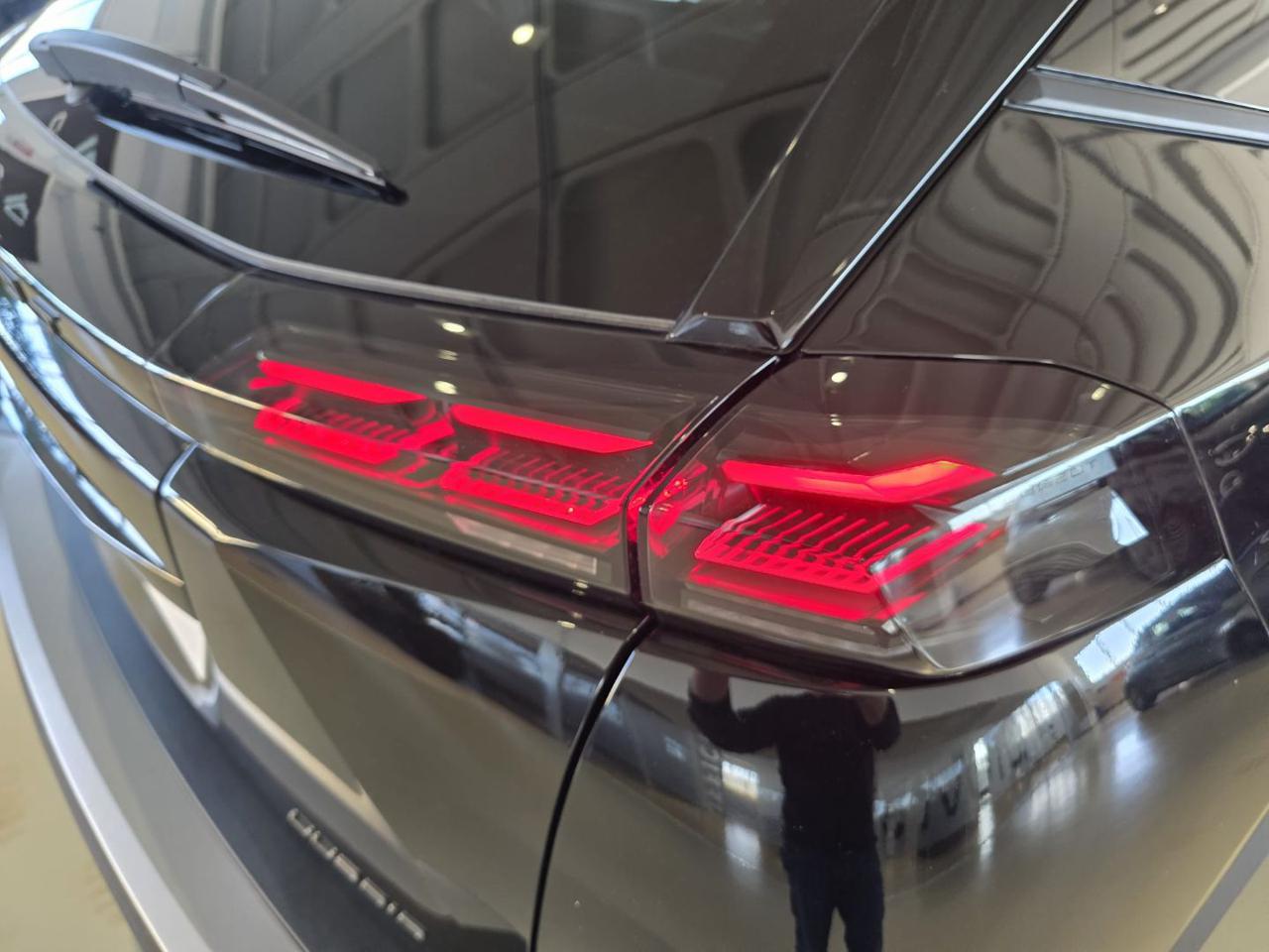 PEUGEOT 2008 Hybrid 136 e-DCS6 Allure - 8