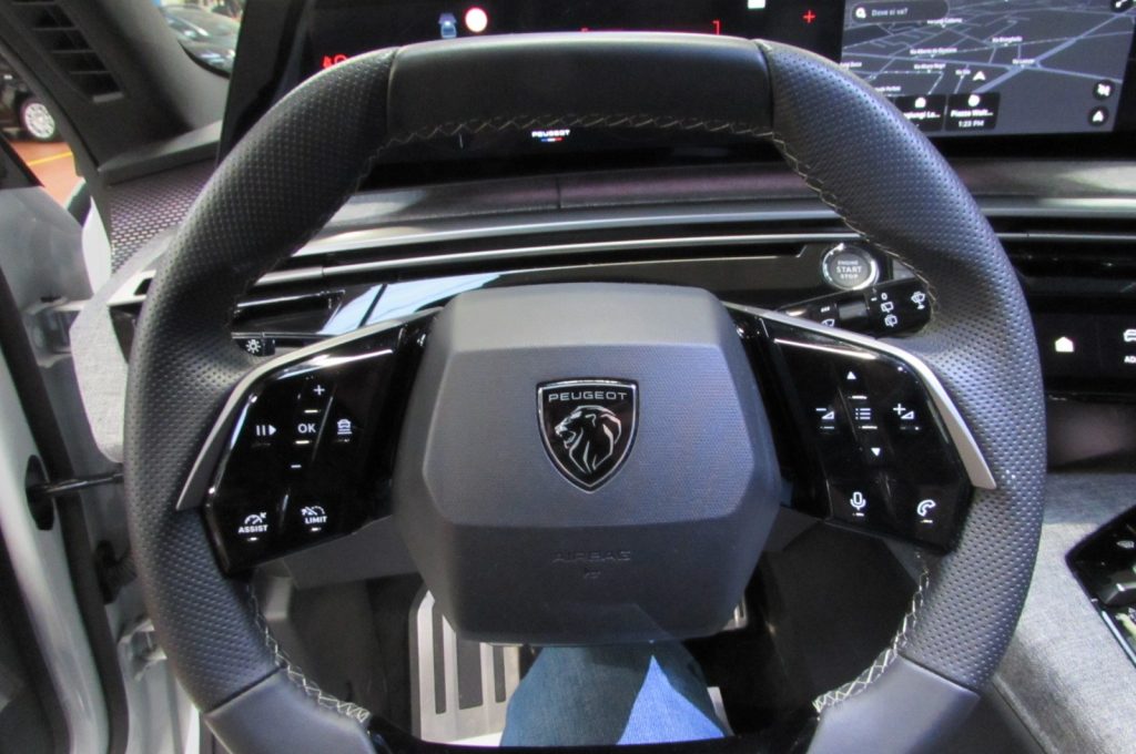 PEUGEOT 5008 Hybrid 145 e-DCS6 GT - 11