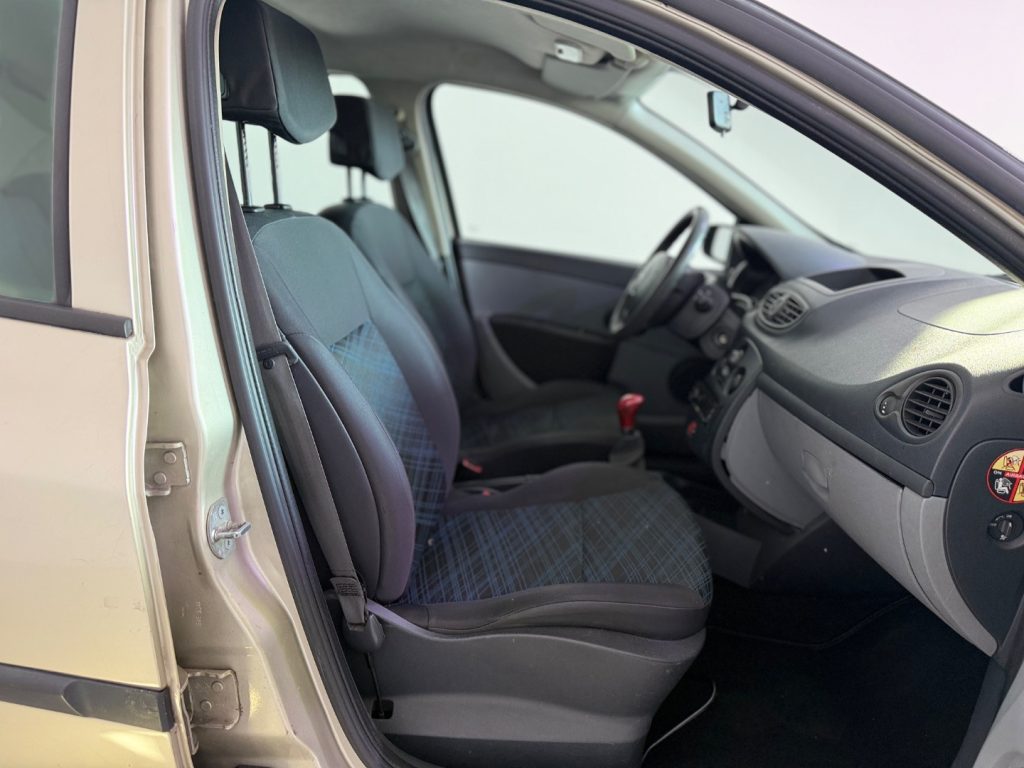 RENAULT Clio 1.2 16V 5 porte Luxe - 12