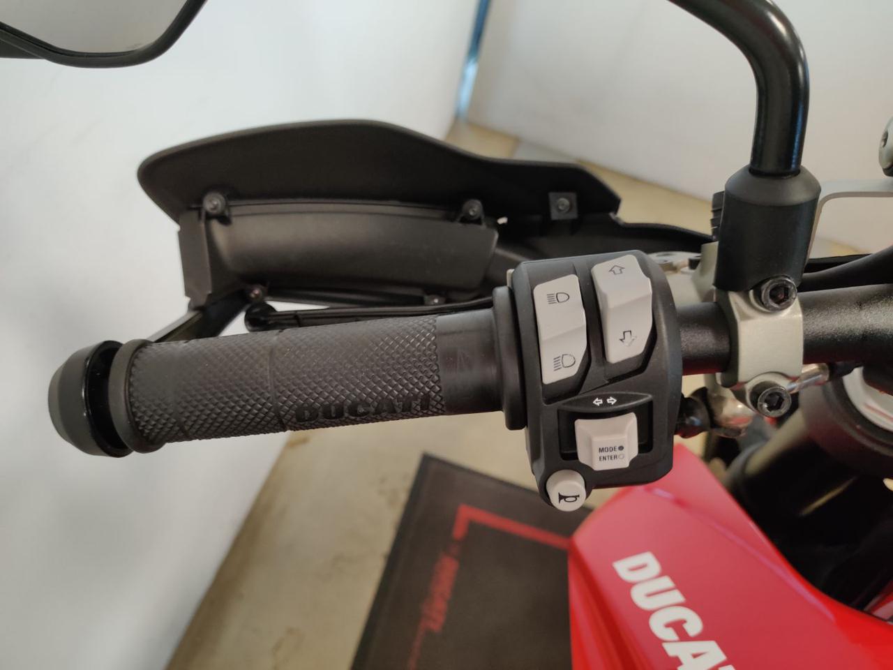 DUCATI Hypermotard 950 RED - 10