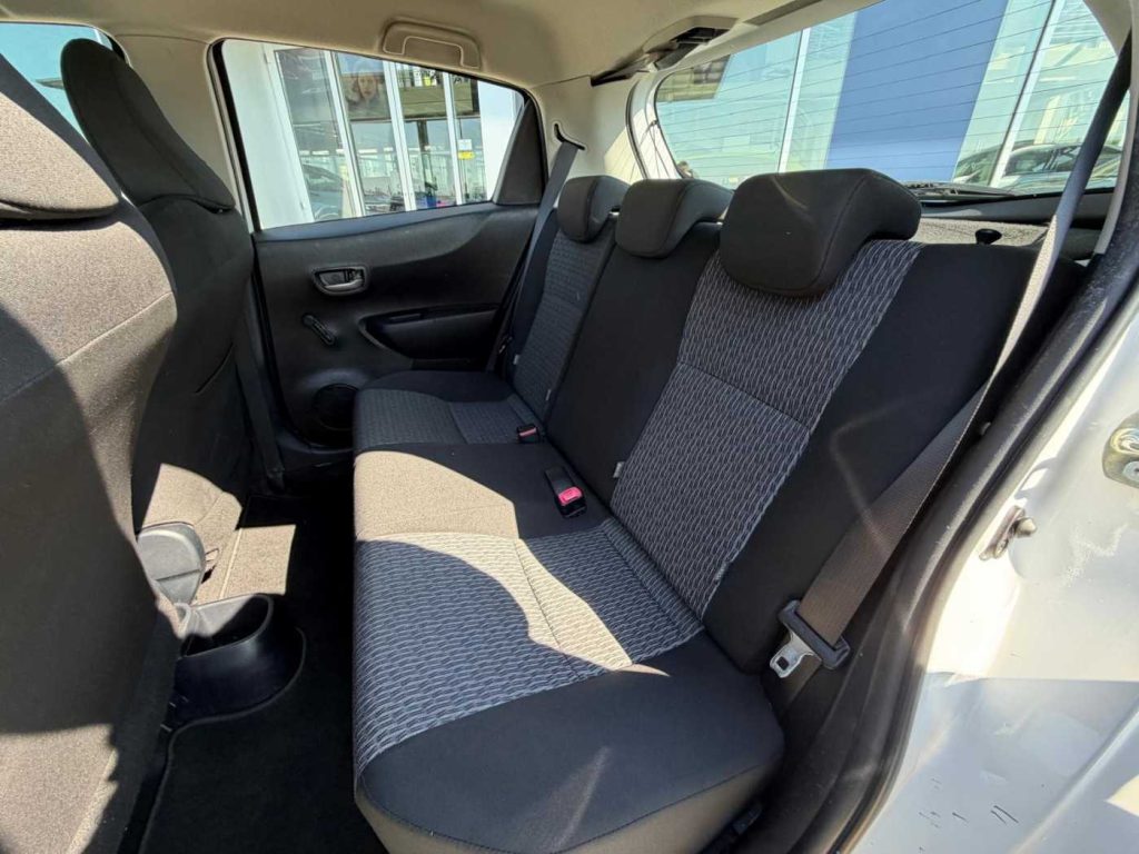 TOYOTA Yaris 1.0 3 porte Active - 12