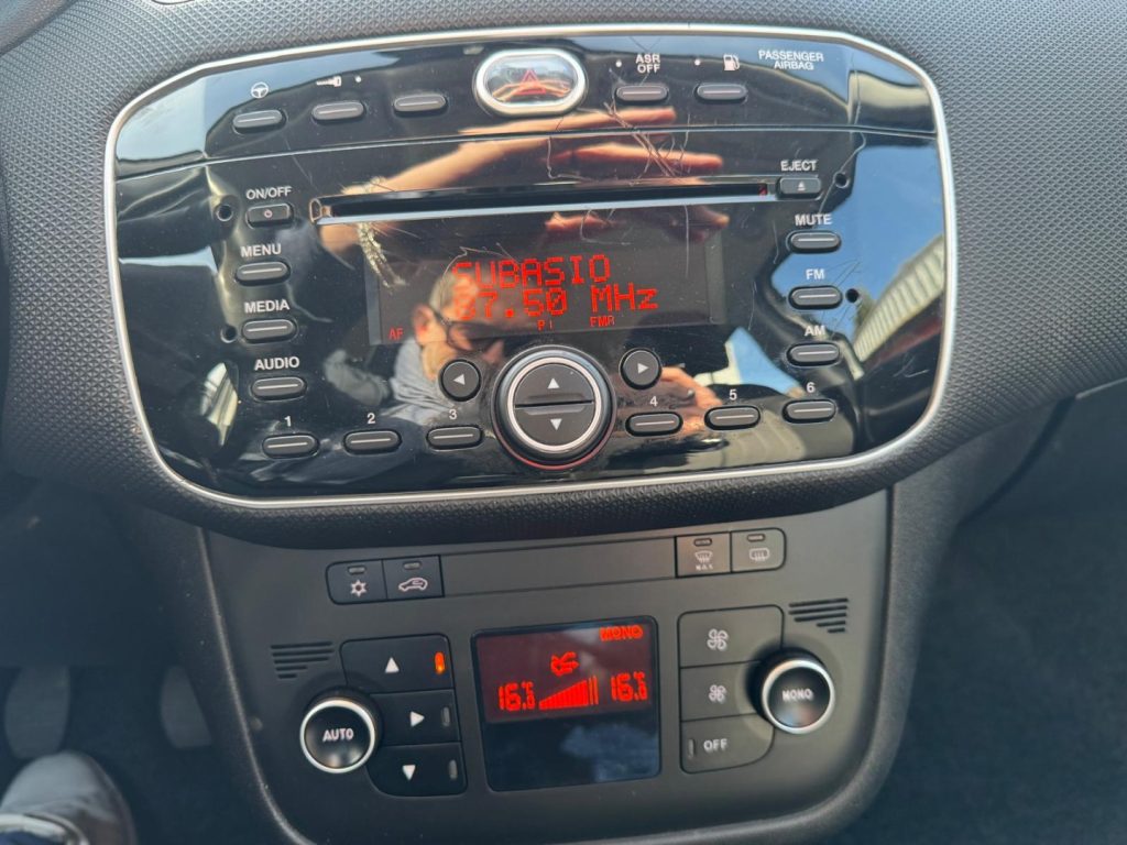 FIAT Punto 1.4 8V 5 porte Natural Power Street - 9