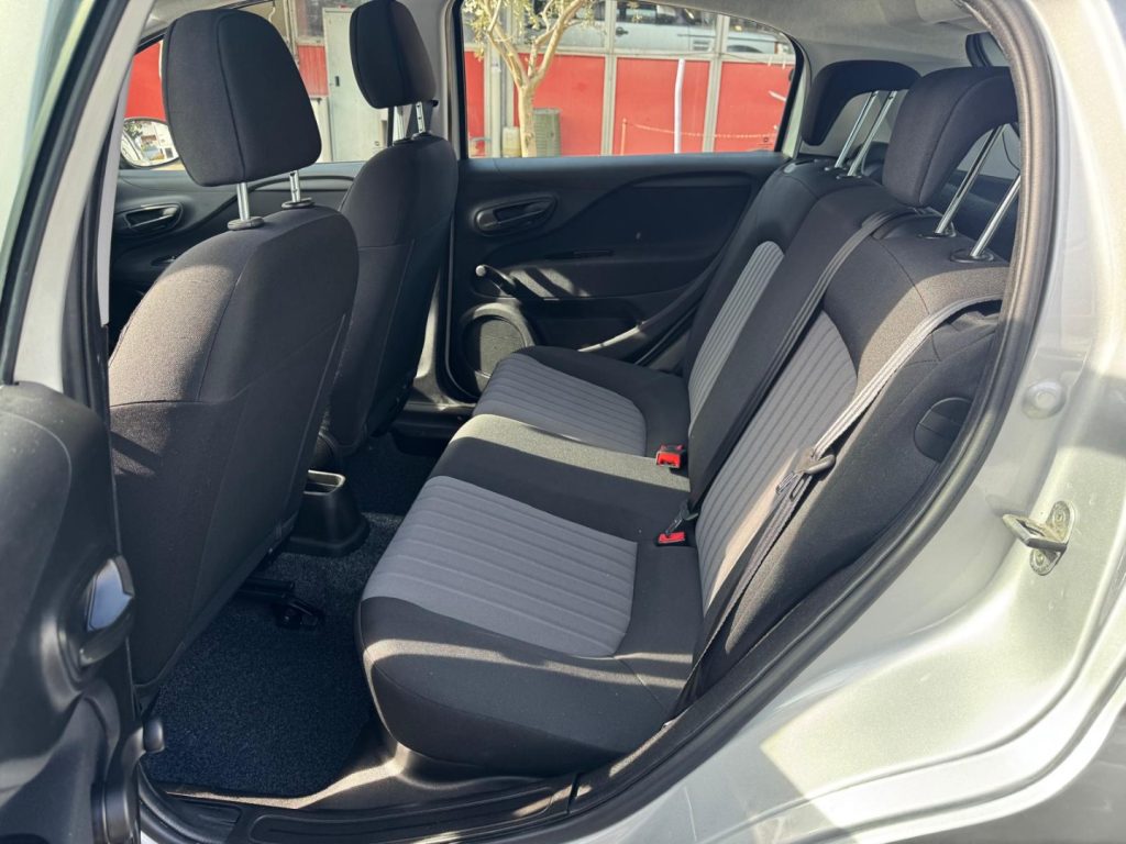 FIAT Punto 1.4 8V 5 porte Natural Power Street - 17