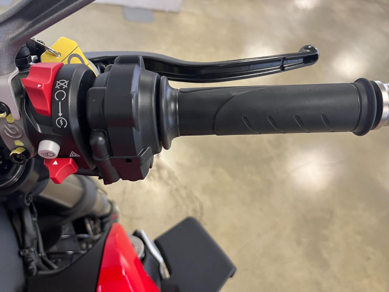 DUCATI Streetfighter V2 RED - 11