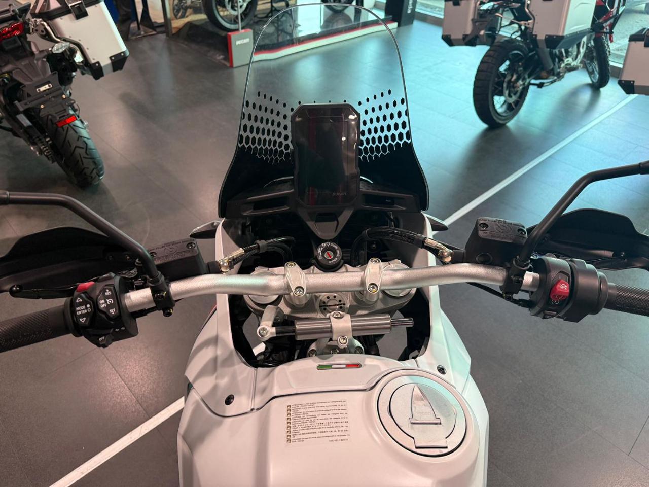DUCATI DesertX 937 WHITE LIVERY - 8