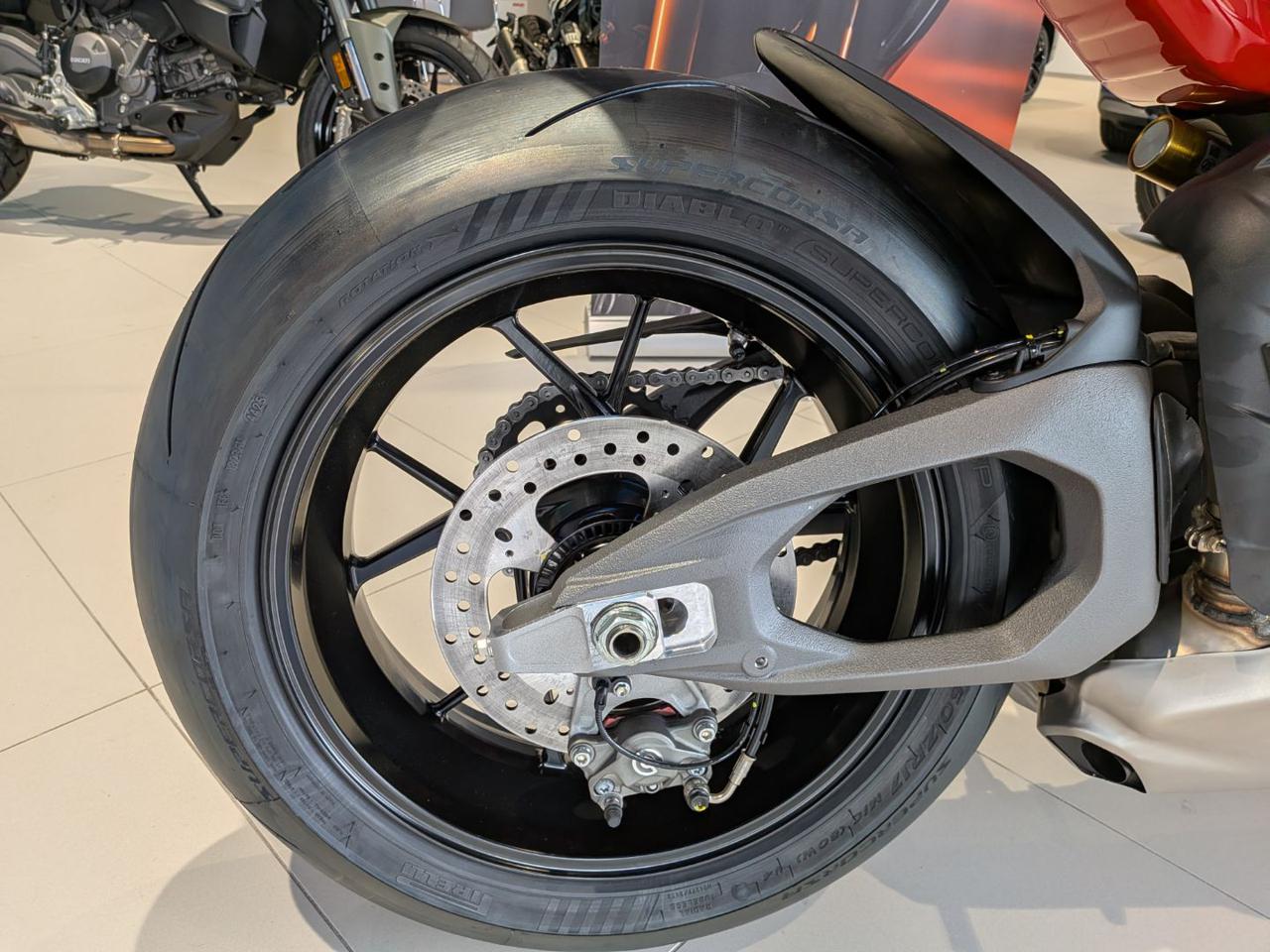 DUCATI Panigale V4 RED - 7